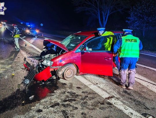 Volkswagen wbił się w tył ciągnika. Trzy osoby trafiły do szpitala po wypadku na DK 17