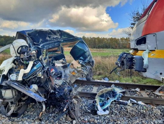 Volkswagen wjechał pod pociąg. 31-letni kierowca zginął na miejscu