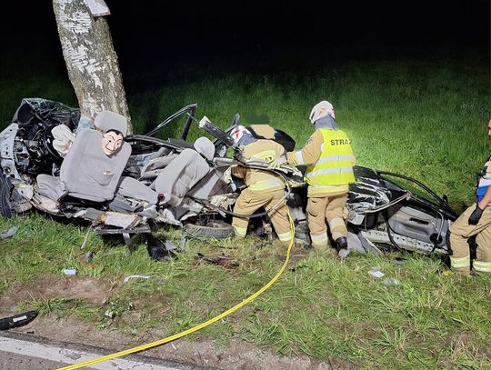 Volkswagen wjechał w drzewo. Auto rozpadło się na kawałki, zginął 29-letni kierowca [ZDJĘCIA]