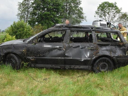 Volkswagen wypadł z drogi, dachował i wylądował w rowie. Kierująca zmarła po kilkunastu godzinach