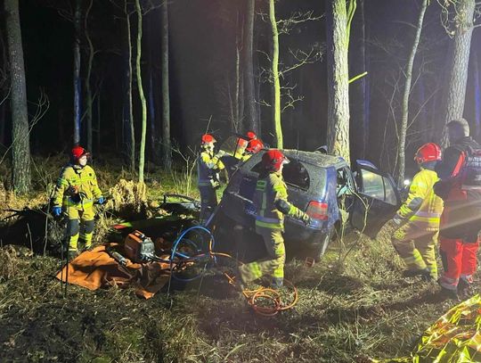 Volkswagen wypadł z drogi i roztrzaskał się na drzewie. W wypadku zginęli dwaj nastolatkowie [FOTO]