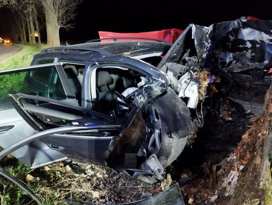 Volkswagen wypadł z drogi i uderzył w drzewo. Młoda kobieta zginęła na miejscu