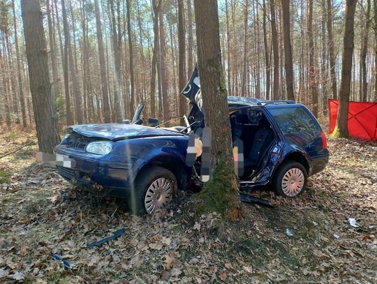Volkswagen wypadł z drogi i uderzył w drzewo. W wypadku zginęła 36-letnia kobieta. FOTO