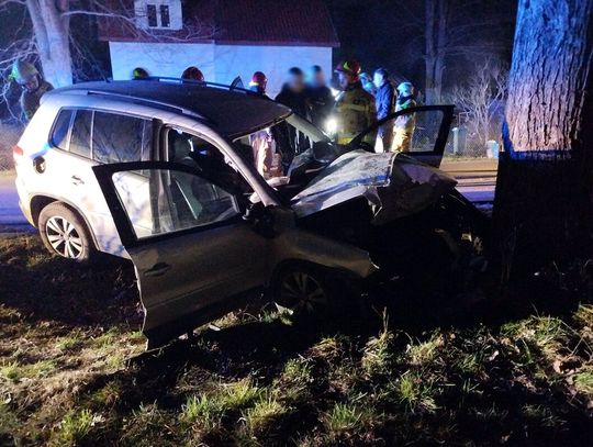 Volkswagen wypadł z drogi i wbił się w drzewo. Kierowca zginął, pasażer został ranny