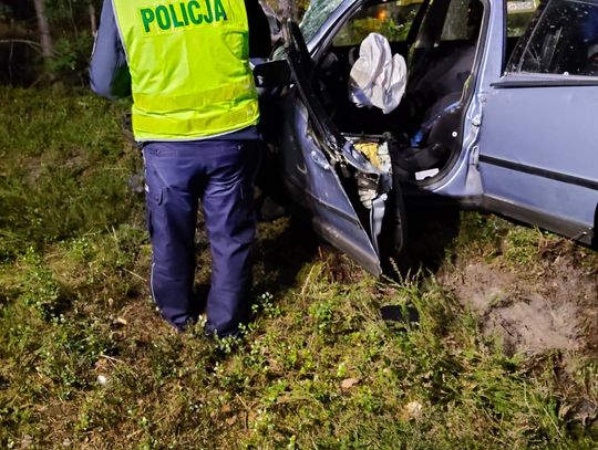 Volkswagen wypadł z drogi i wbił się w drzewo. Zginął pasażer, kierowca jest w stanie ciężkim