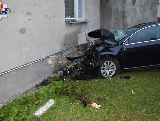 Volkswagen z ogromnym impetem wjechał w dom. 23-letni kierowca był pijany [WIDEO]