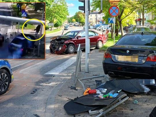 Volkswagen zajechał drogę bmw. Doszło groźnie wyglądającego zderzenia. Piesi uciekali z chodnika