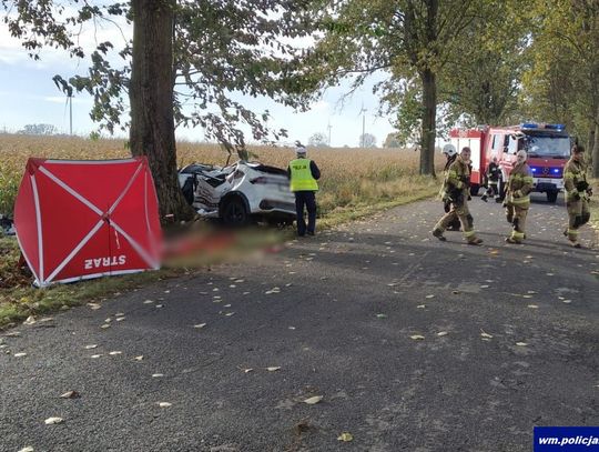 Volkswagen zjechał z drogi i uderzył bokiem w drzewo. 34-letni kierowca zginął na miejscu