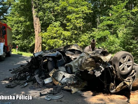 Volkswagen zjechał z drogi i uderzył w drzewo. 42-letni kierowca zginął na miejscu