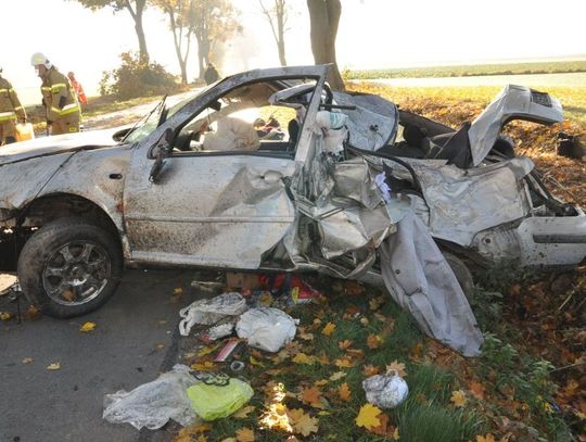 Volkswagen zjechał z drogi, uderzył w drzewo i dachował. Kierująca wydmuchała blisko 1,5 promila