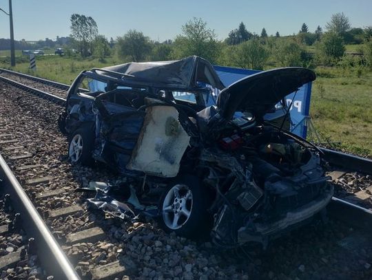 Volkswagen zmieciony na przejeździe kolejowym. Kierowca nie miał szans na przeżycie Volkswagen zmieciony na przejeździe kolejowym. Kierowca nie miał szans na przeżycie