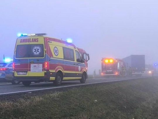 Volvo uderzyło bokiem w ciężarówkę. 36-letni kierowca nie przeżył