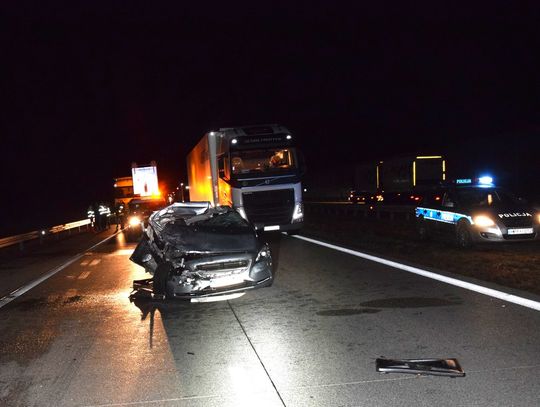 Volvo wbiło się w tył ciężarówki. Kierowca zbiegł zostawiając w aucie poszukiwanego kolegę [FOTO]