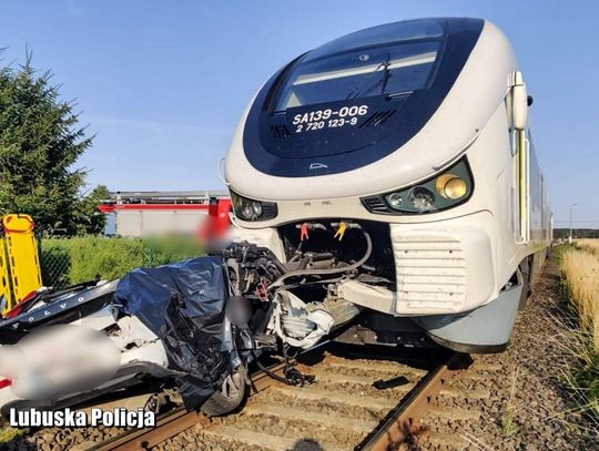 Volvo wjechało pod rozpędzony szynobus. Zginęły trzy osoby podróżujące osobówką