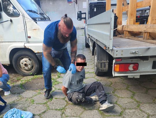 W biały dzień brutalnie zaatakował staruszkę na chodniku. Chciał ukraść jej łańcuszek z brylantem
