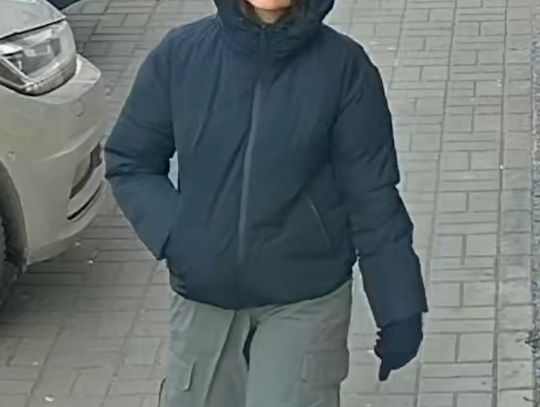 W biały dzień dźgnęła nożem 77-latkę. Policjanci publikują wizerunek młodej kobiety i proszą o pomoc