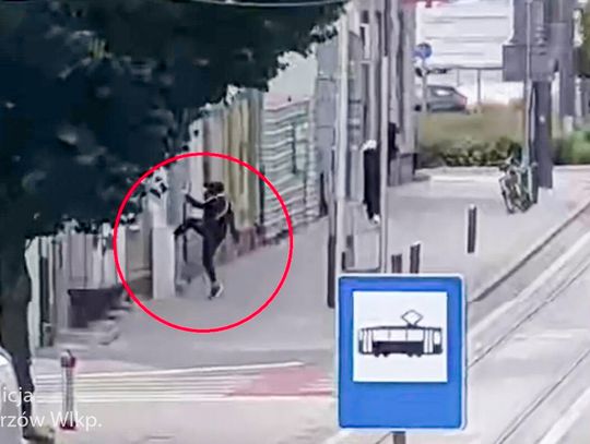 W biały dzień kopniakami rozwalił witrynę sklepową i zabrał towar. 18-latek zatrzymany