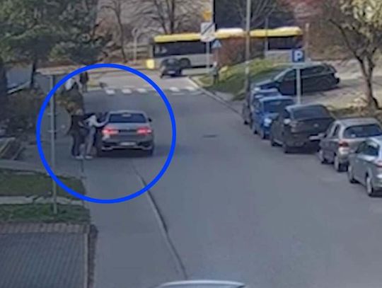 W biały dzień porwali mężczyznę z ulicy. Został siłą wciągnięty do samochodu