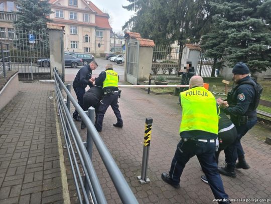 W biały dzień próbowali porwać młodą kobietę z ulicy. Po ataku napastnicy próbowali zbiec z Polski