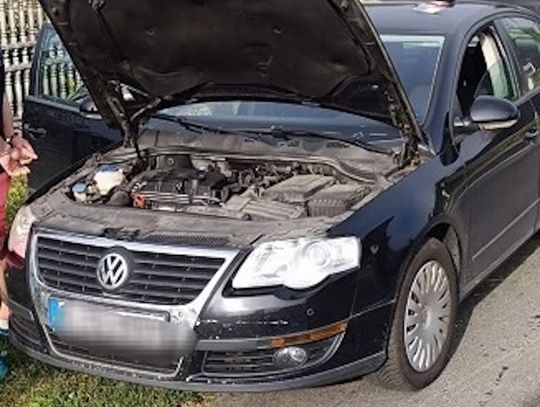 W biały dzień spali w samochodzie na drodze. Policjanci znaleźli przy dwóch mężczyznach narkotyki