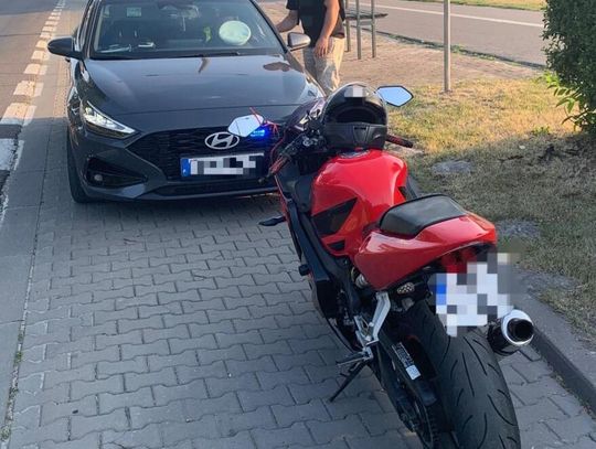 W centrum miasta popisywał się jazdą na jednym kole. Trafił na drogówkę i od razu stracił prawko