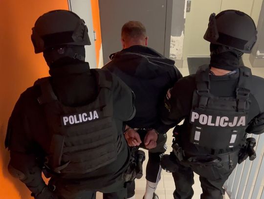 W czterech brutalnie napadli na mężczyznę. Bili go kostką brukową, okładali kijem i kopali