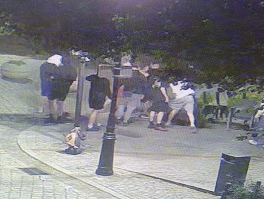 W dziesięciu pobili trzech przechodniów. Ofiary mają połamane szczęki, sprawcami grupa nastolatków