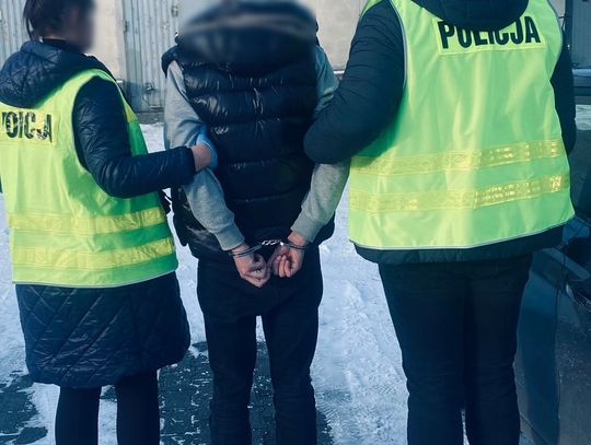 W krótkim czasie podpalił siedem samochodów, a jedno auto ukradł. Policjanci zatrzymali 28-latka