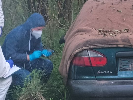 W lesie znaleziono samochód i dwa ciała. Mężczyźni zaginęli pod koniec maja. Policja zatrzymała sześć osób