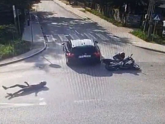 W motocyklistę jadącego z dziewczyną wjechał pijany kierowca osobówki. Zostawił ich bez pomocy i uciekł