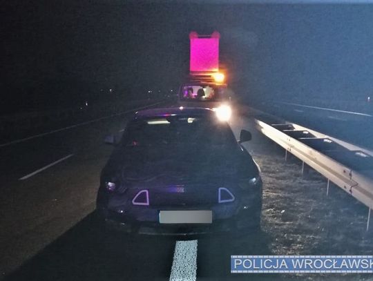 W Mustangu zabrakło paliwa. Kierowca zostawił nieoświetlone auto na ekspresówce i wrócił na stopa