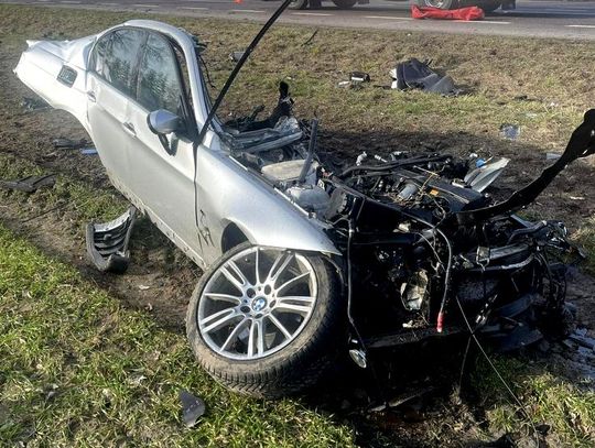 W porannym wypadku zginął 33-letni kierowca BMW. Na łuku drogi wyprzedzał kilka aut [FOTO]