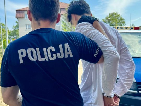 W porzuconym aucie narkotyki, pieniądze i klucz hotelowy. Policjanci dotarli do młodych dilerów