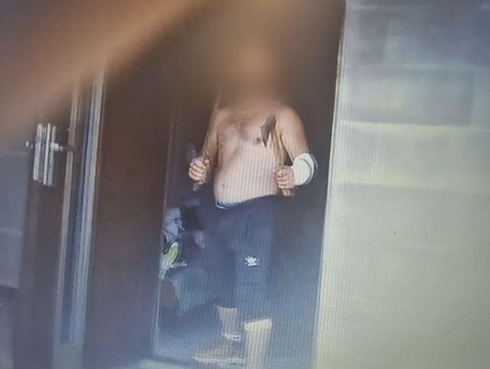 W rękach dwie siekiery i szał w oczach. Zaatakował sąsiadkę, a potem policjantów