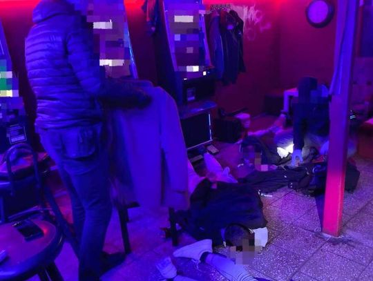 W salonie gier wpadli hazardziści, dilerzy i poszukiwani. Zatrzymano dwóch mężczyzn i dwie kobiety