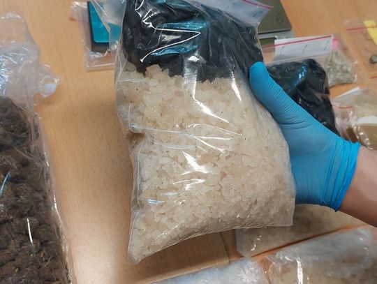 W samochodzie i mieszkaniach mieli prawie 3 kilogramy narkotyków. Dwaj młodzi mężczyźni aresztowani