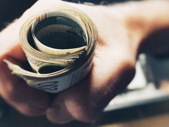 W sklepie ginęły pieniądze z kasy. Młody kasjer podczas liczenia utargu zatrzymywał część dla siebie