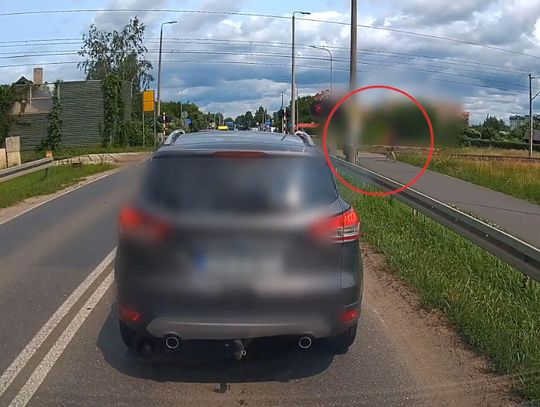 W słuchawkach na uszach prawie zginął pod kołami pociągu. Twierdzi, że przecież nic się nie stało