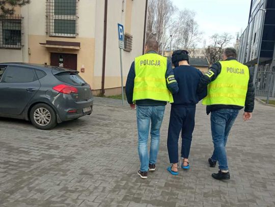 W środku nocy dobijał się do kościoła, to on wcześniej zabił znajomych. Twierdzi, że widział demony