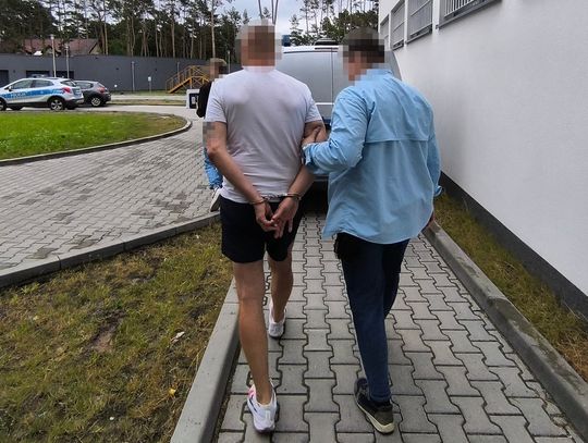 W środku nocy dobijał się do sąsiada. Wyzywał obcokrajowca, a potem łopatą zniszczył jego auto