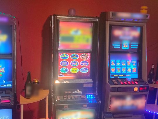 W środku nocy policjanci zauważyli otwarty lokal. 19-latek organizował w nim nielegalny hazard