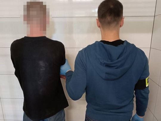 W środku nocy włamał się do byłej żony. Ukradł biżuterię i skopał syna, który próbował go zatrzymać