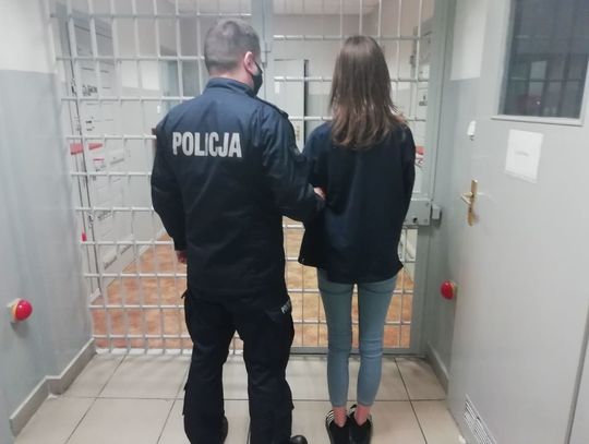 W środku nocy zauważyli na mieście notowaną za dragi 21-latkę. Przeczucie nie myliło policjantów