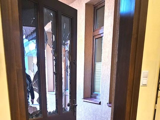 W święta wczesnym rankiem przyszedł pod kościół i zaczął demolkę. 23-latek miał dwa promile W święta wczesnym rankiem przyszedł pod kościół i zaczął demolkę. 23-latek miał dwa promile