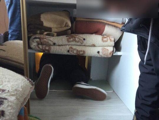 W szafie były malutkie drzwiczki, przez które wchodziło się do ukrytego pomieszczenia. Diler miał tam swoją dziuplę