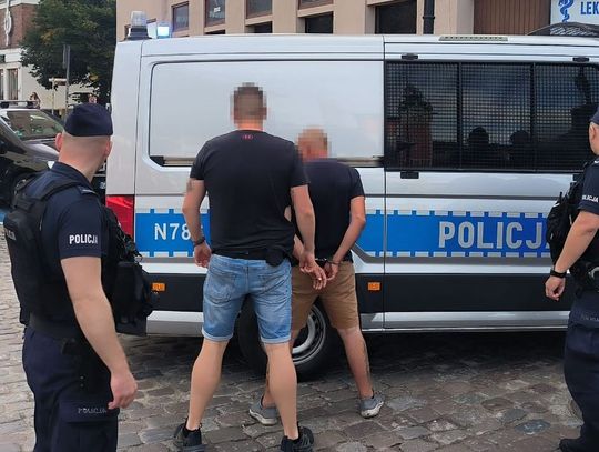 W trakcie popijawy koledzy spryskali go gazem i przyłożyli nóż. Potem zabrali mu wszystkie wartościowe rzeczy