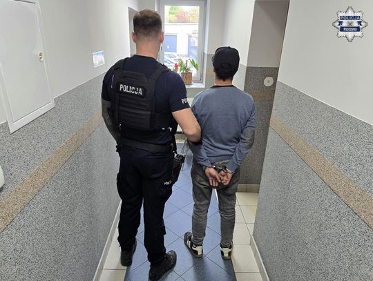 W trakcie kłótni o pieniądze wyjął nóż i zaczął zadawać ciosy. Ranna ofiara w szpitalu, dozór dla sprawcy