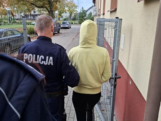 W trakcie kontroli udawała, że śpi, bo bała się legitymowania. Okazało się, że to poszukiwana oszustka