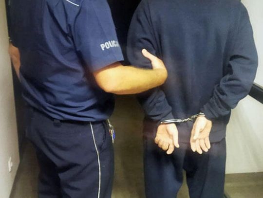 W trakcie libacji wbił koledze nóż w klatkę i pobił swoją dziewczynę. Groził też jej matce