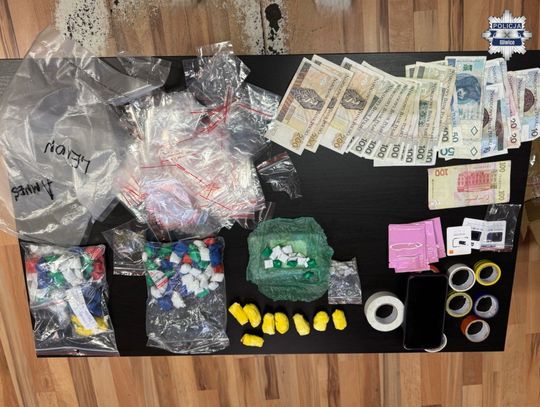 W trakcie nalotu na mieszkanie dilera przyszedł klient. "Dzień dobry, ja po zioło"